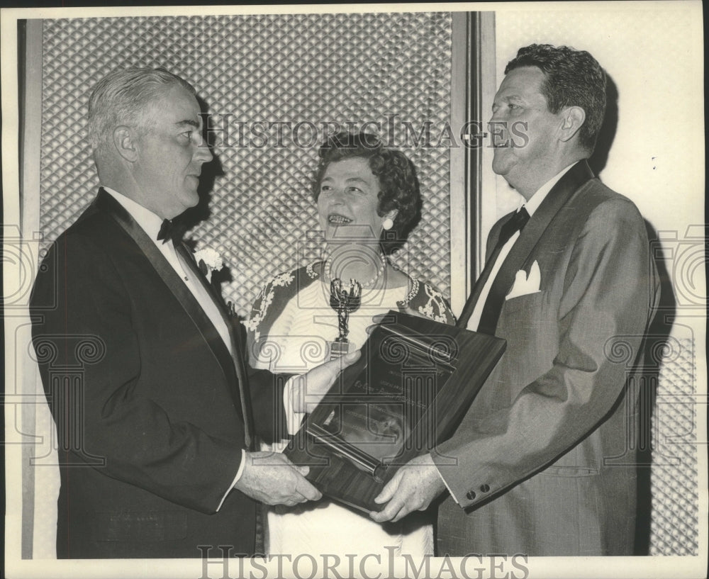 1967 Press Photo Times Picayune Team Accepts Award for Reporting, New Orleans