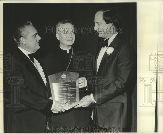 1978 Press Photo Plaque presented to Archbishop Philip Hannan at a ceremony.