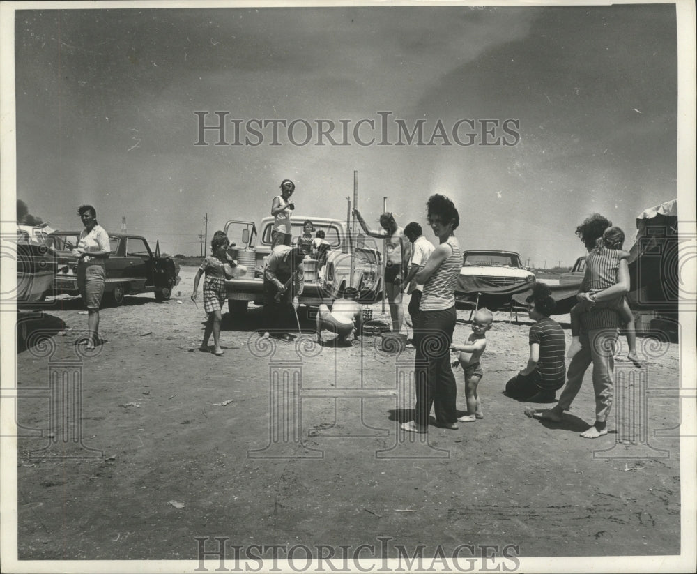 1969 Press Photo Children watch as parents set up on the beach at Grand Isle.