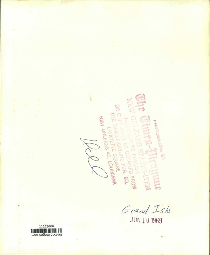 1969 Press Photo Children watch as parents set up on the beach at Grand Isle.