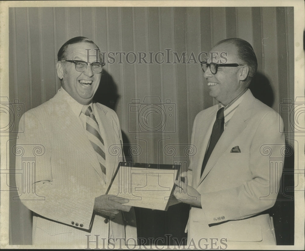 1973 Press Photo David Hackney received the Albert Gallatin Award at ceremony.