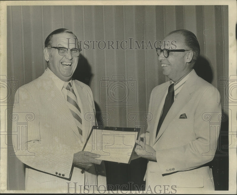 Load image into Gallery viewer, 1973 Press Photo David Hackney received the Albert Gallatin Award at ceremony.
