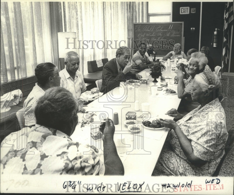 Load image into Gallery viewer, 1973 Press Photo Lunchtime in the Community Center of Guste High Rise
