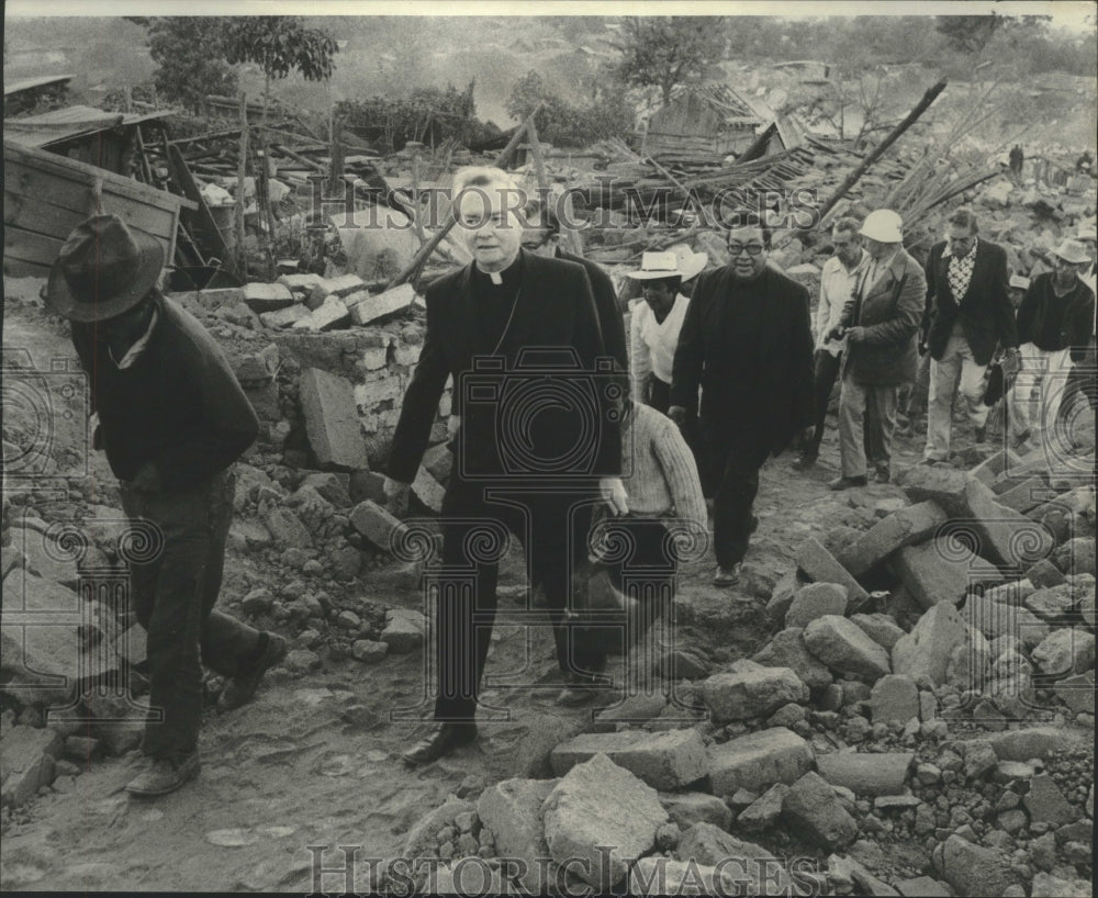 1976 Press Photo Archbishop Hannan in Guatemala- Historic Images