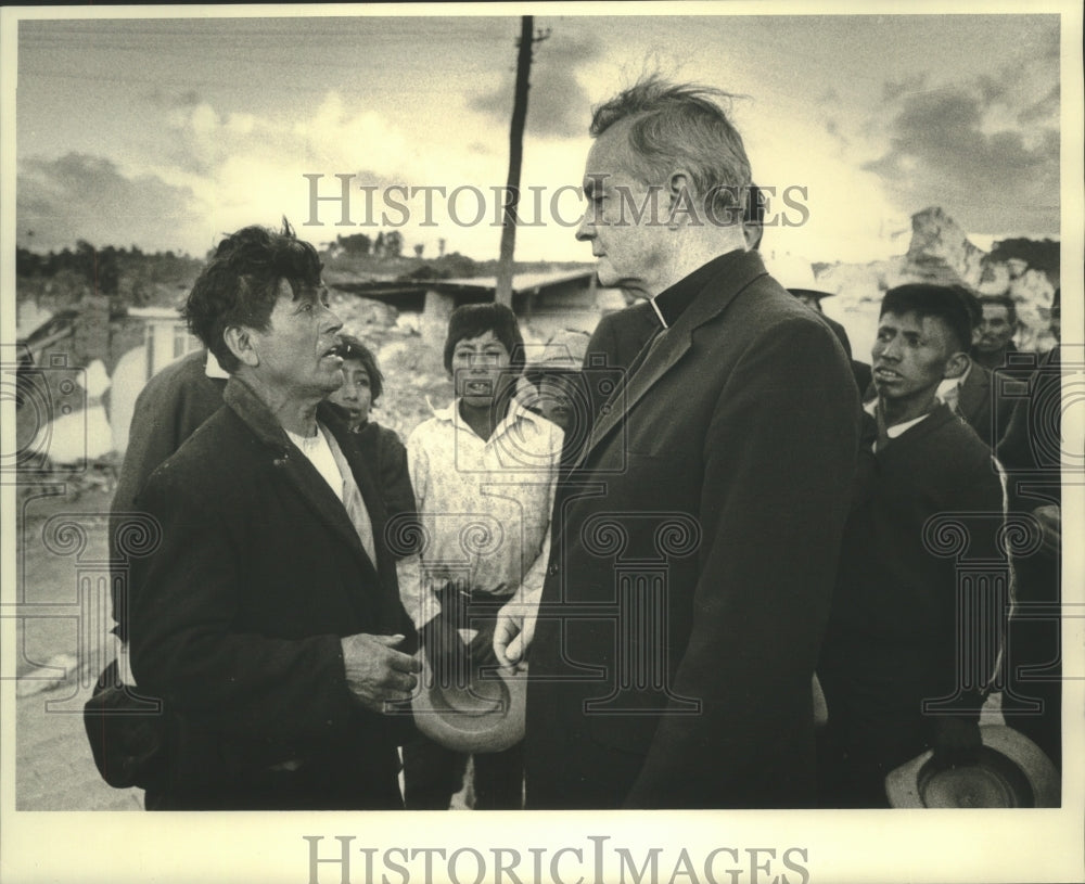 1976 Press Photo Archbishop Phillip Hannan in Guatemala- Historic Images