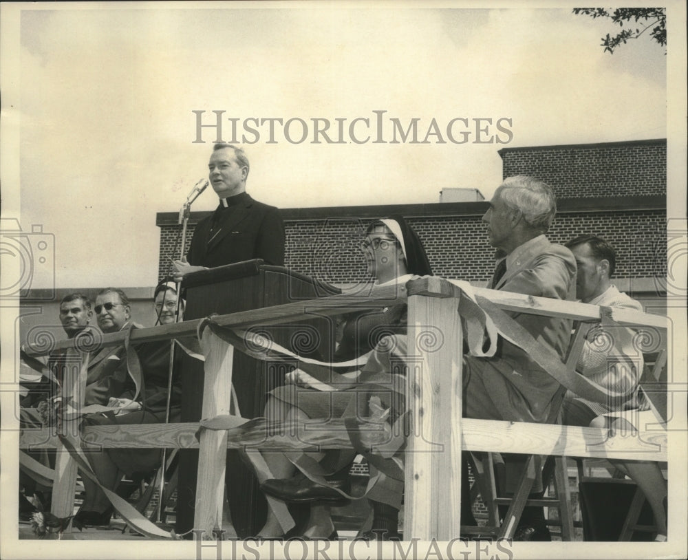 1971 Press Photo Archbishop Hannon Speaks at Mercy Hospital Ground breaking- Historic Images