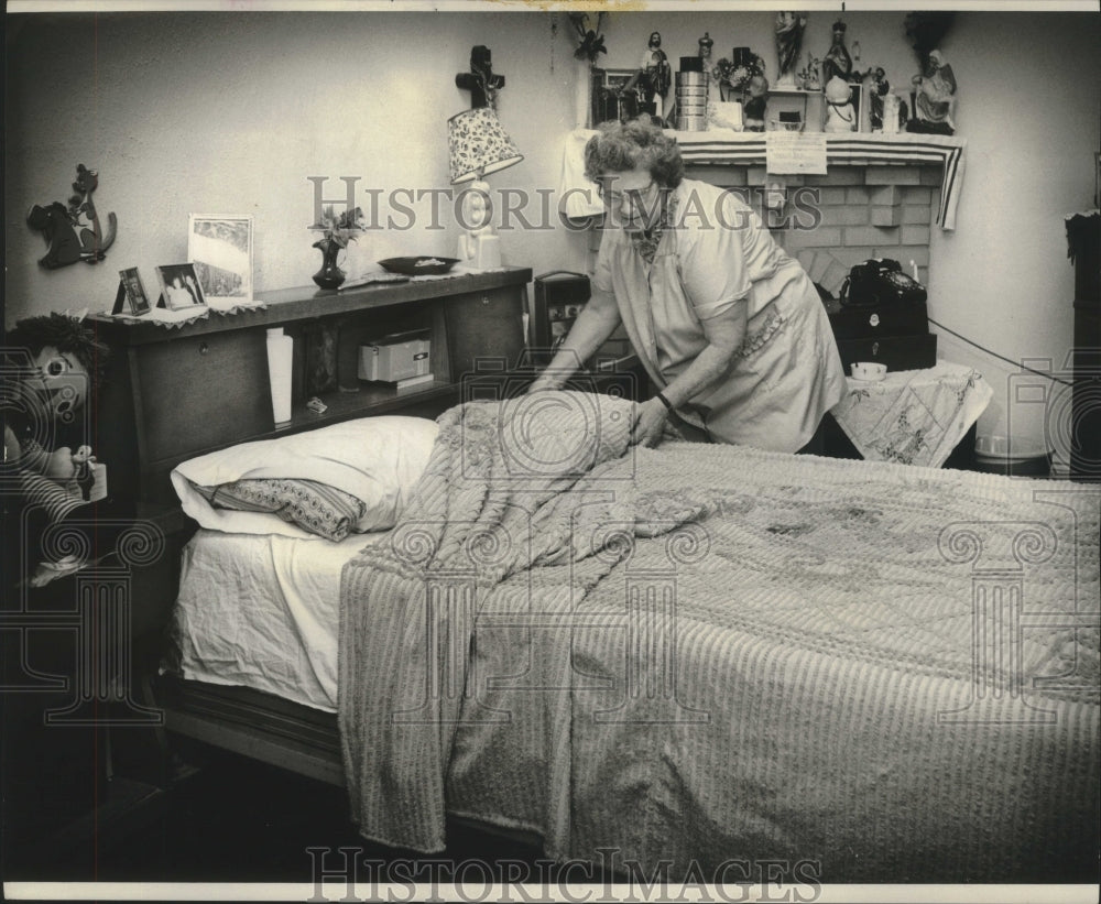 1974 Press Photo Evelyn Anderson shown making her bed at her home- Historic Images