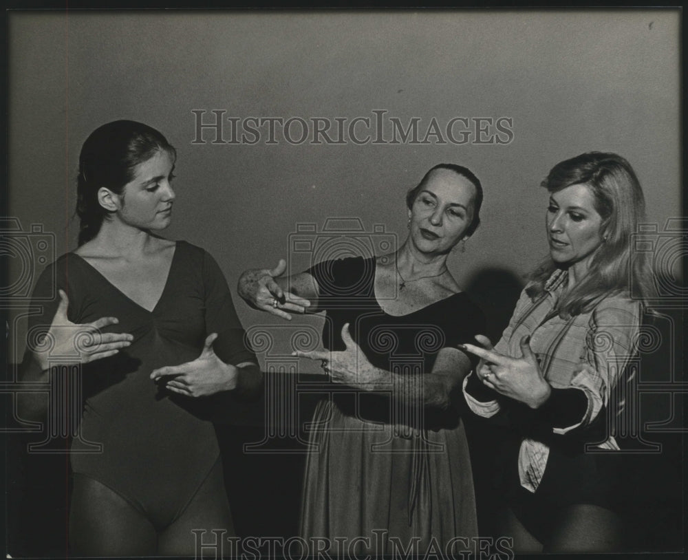 1981 Press Photo Dancers Tara Core, Rosemary Hanian &amp; Vicki Fisk of Kismet- Historic Images