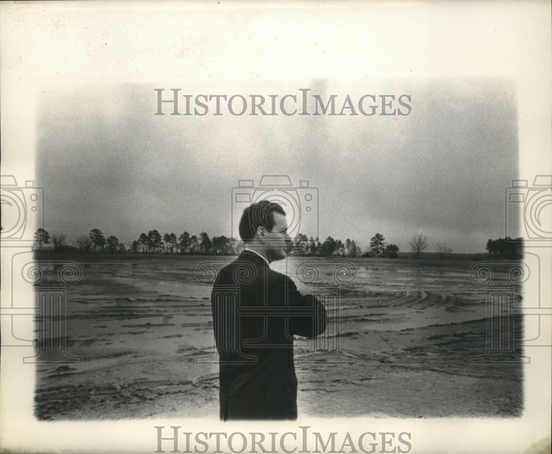 Load image into Gallery viewer, 1963 Press Photo Perry Wings, director of Harrison County Development Commission

