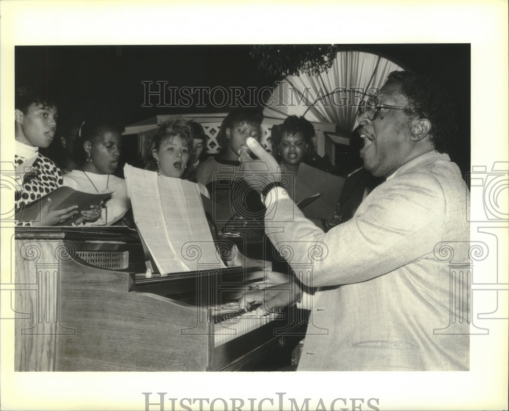 1989 Press Photo Harold Harry directs West Jefferson High School choir members- Historic Images