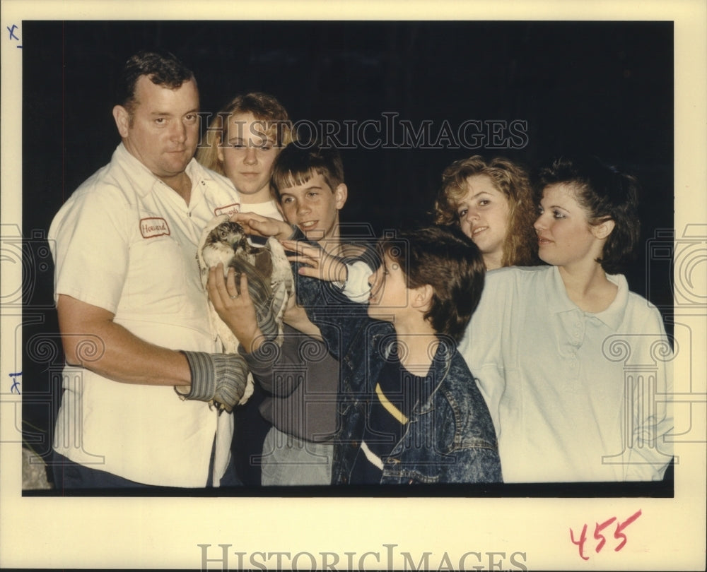 1989 Press Photo Youngsters touching a hawk held by a man- Historic Images