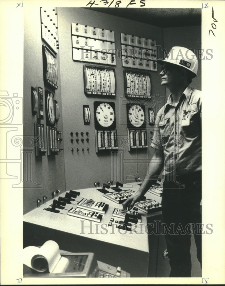 Load image into Gallery viewer, 1977 Press Photo This operator controls Conserver energy management system.
