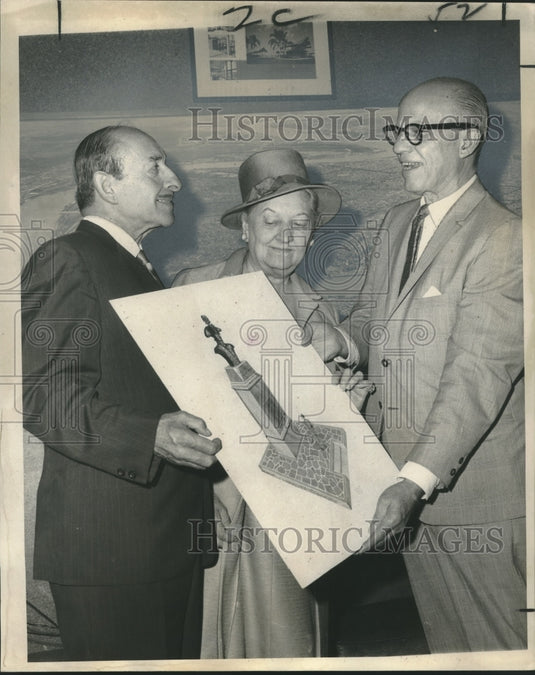 1968 Press Photo Mayor Shiro, Blanche Glass, and Donald Graves look at design.