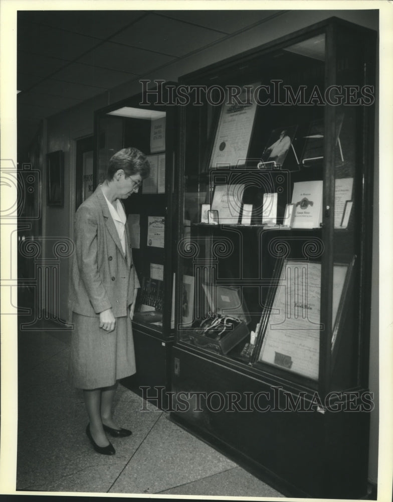 1991 Press Photo Cindy Goldstein looks over Tulane&#39;s library mementos- Historic Images