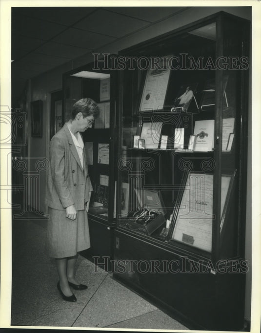 1991 Press Photo Cindy Goldstein looks over Tulane's library mementos- Historic Images