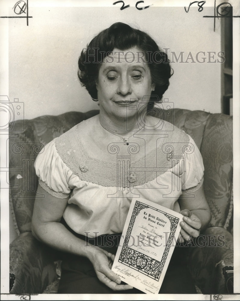 1970 Press Photo Mrs Nilies Glossinger, with certificate of Little Theatre