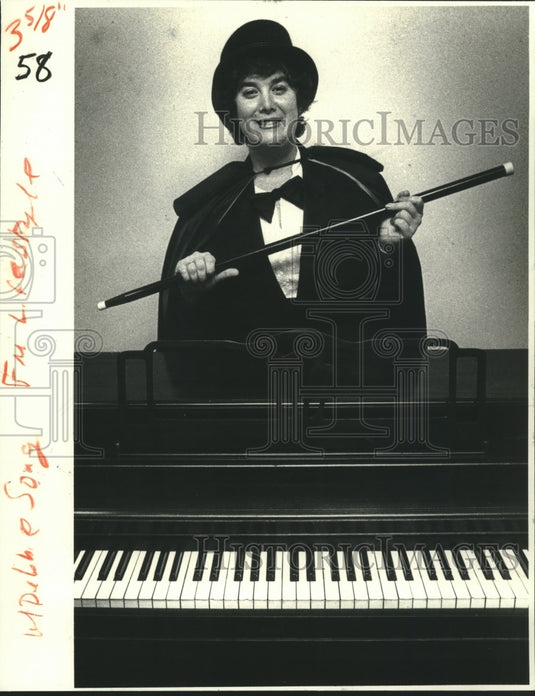 1982 Press Photo Debbie Goldstein of Songs by Debbie performs music magic- Historic Images
