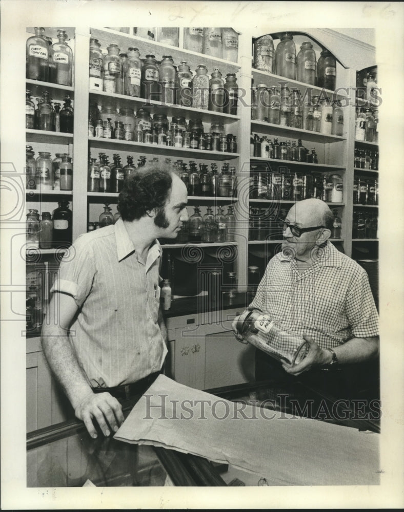 1975 Press Photo Michael Harris chats with Ben Bavly at New Orleans Museum- Historic Images