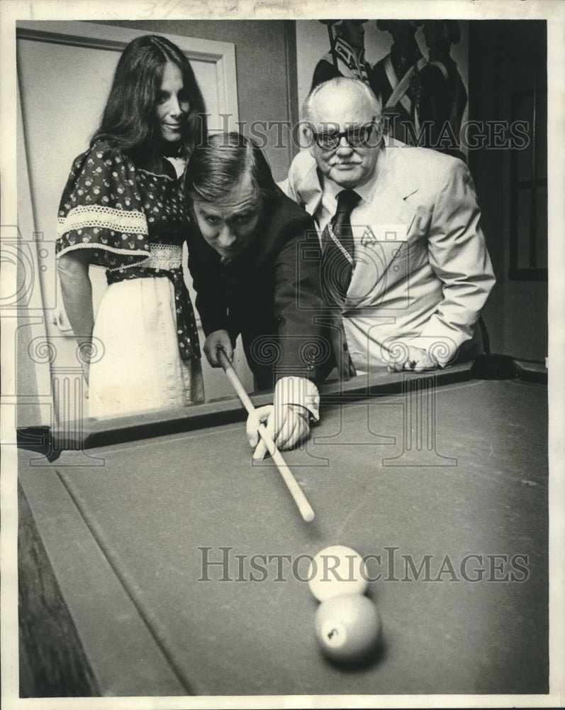 1974 Press Photo Lord Harris, Beale Howard Richardson IV, Stella Faris play pool