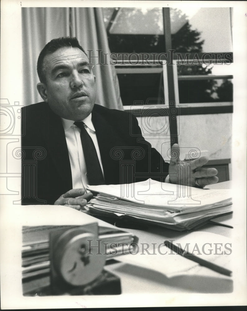 Load image into Gallery viewer, 1963 Press Photo Dean of Men Don Harper discusses dormitory expenses - nob28927
