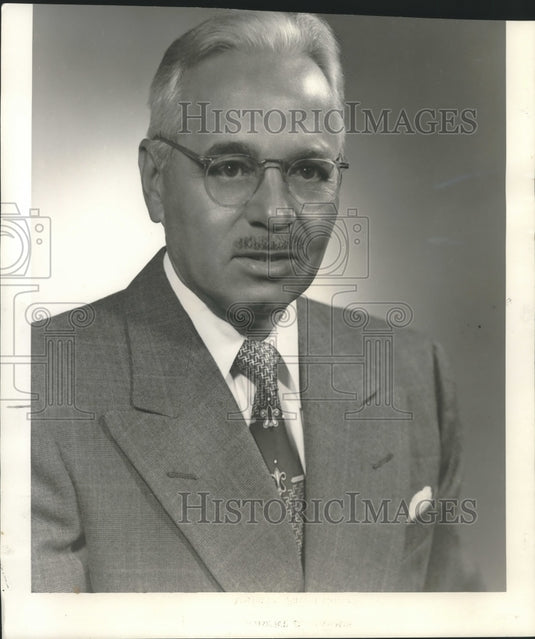 1953 Press Photo Robert E. Harris, assistant patent counsel for Chrysler Corp.