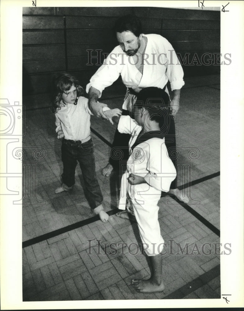 1990 Press Photo Reverend Paul Gregoire teaches children martial arts- Historic Images