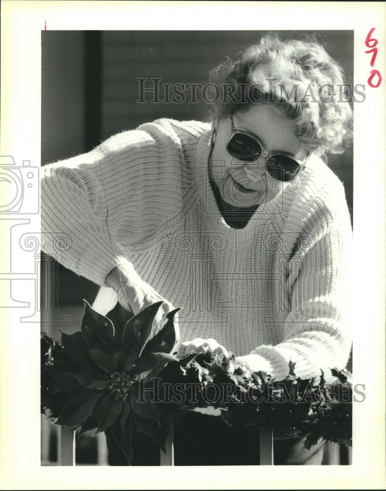 1988 Press Photo Helen Kerner decorates Gretna City Hall with silk poinsettias- Historic Images