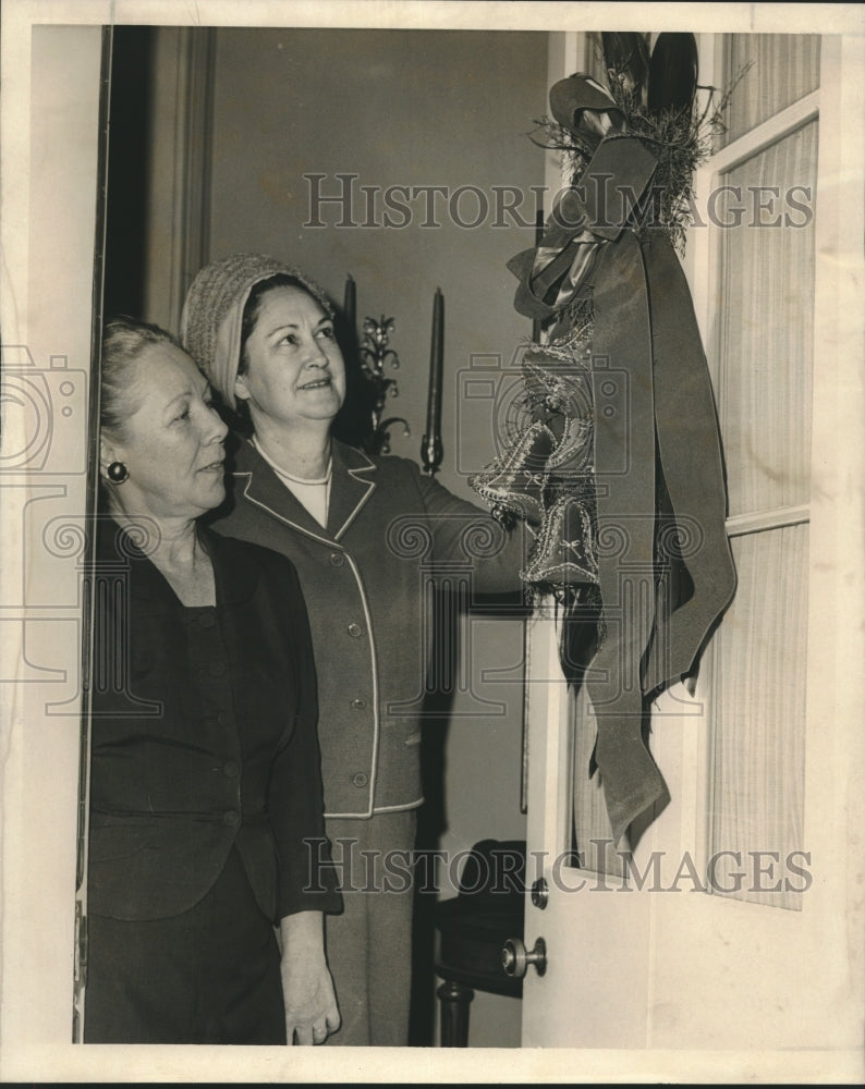 1966 Press Photo Mrs. Theodore A. Gross and Mrs. Donald Graves, New Orleans