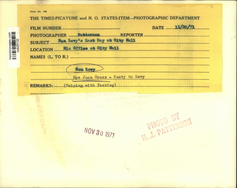 1971 Press Photo Ben Levy's Last Day at City Hall, with Secretary Joan Gross