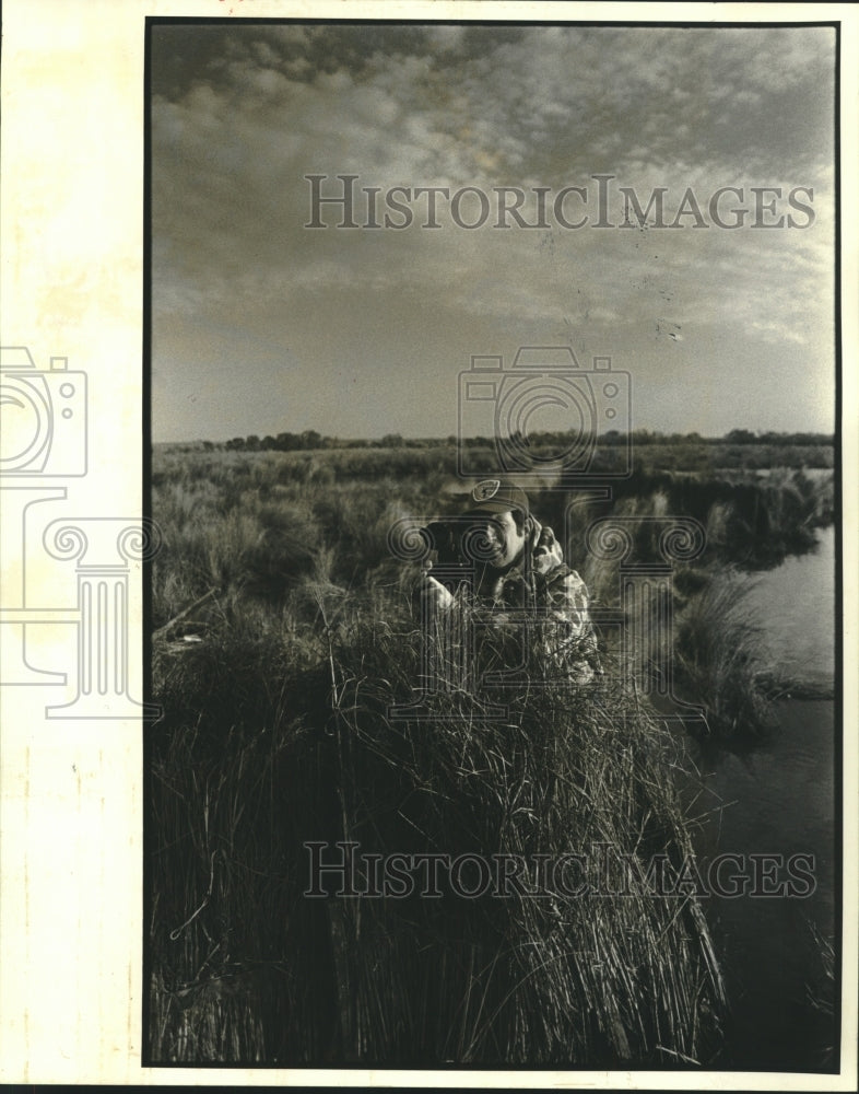 1985 Press Photo Federal game agent Dave Hall heads for a hunt in Golden Meadow- Historic Images