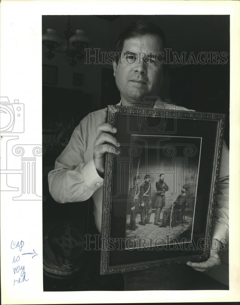 1991 Press Photo Greg Gibbs, Civil war collector holds photograph and hat- Historic Images