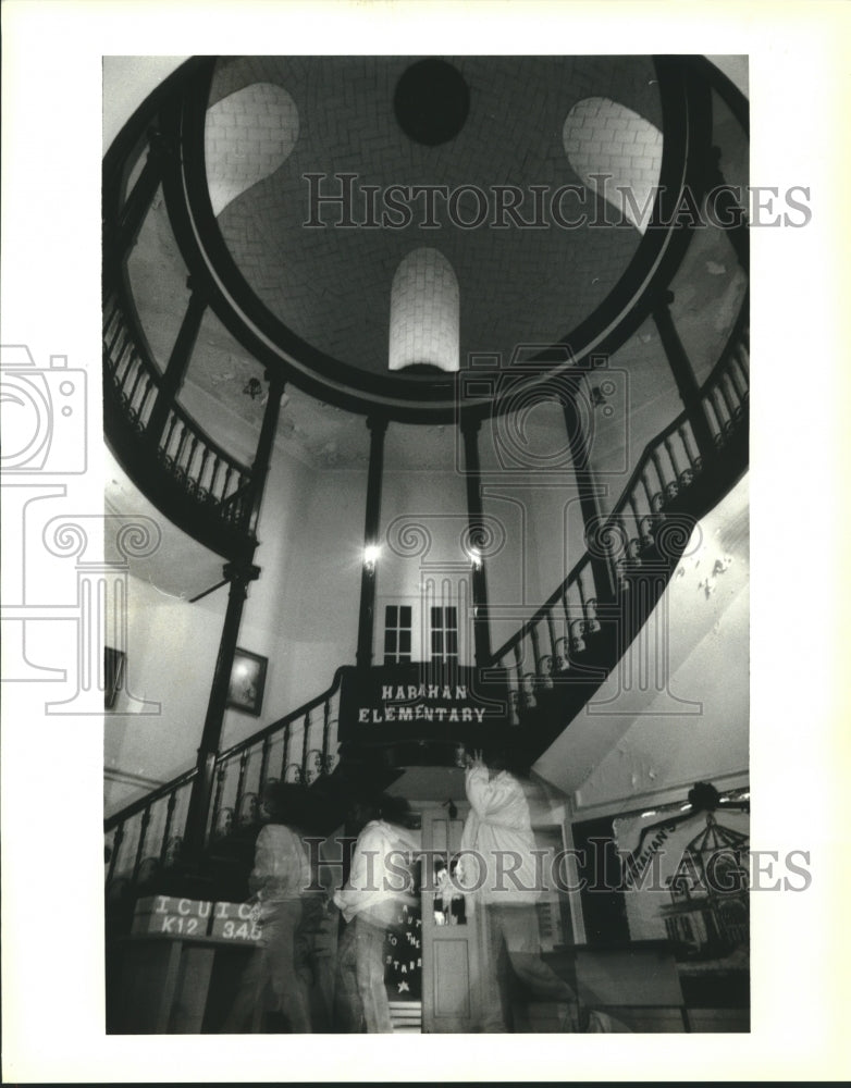 1993 Press Photo Harahan Elementary School students pass through rotunda- Historic Images