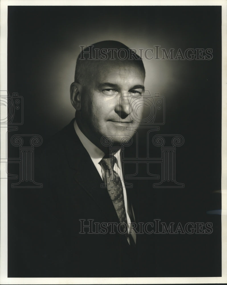 Load image into Gallery viewer, 1968 Press Photo C.W. Hardell, director of air conservation, Sinclair Research
