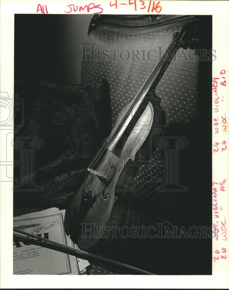 1988 Press Photo Troy Harkey with the violin he made- Historic Images