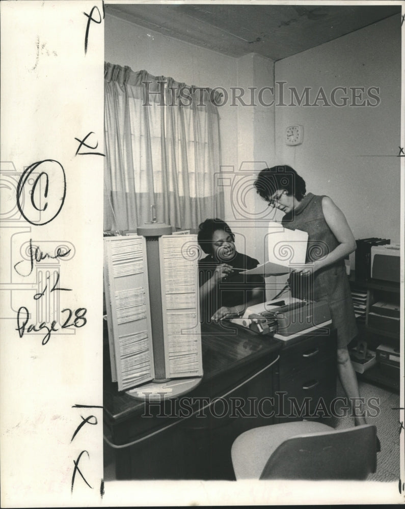 Load image into Gallery viewer, 1969 Press Photo Mrs. Joe E. Harris briefs volunteer Mrs. Arthur Dickerson
