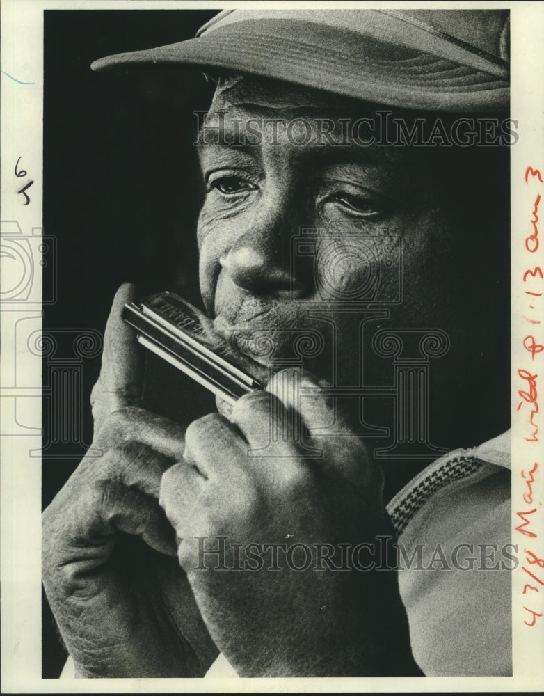 1982 Press Photo Deacon plays his harmonica on Decatur Street to the tourists- Historic Images