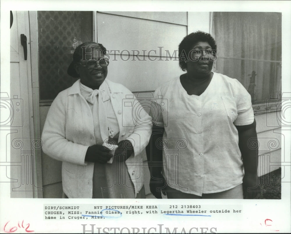1984 Press Photo Legertha Wheeler &amp; Fannie Glass outside Wheeler&#39;s home, Cruger