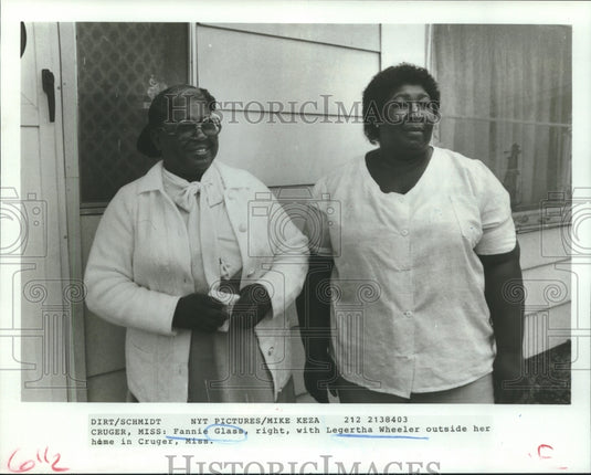 1984 Press Photo Legertha Wheeler & Fannie Glass outside Wheeler's home, Cruger