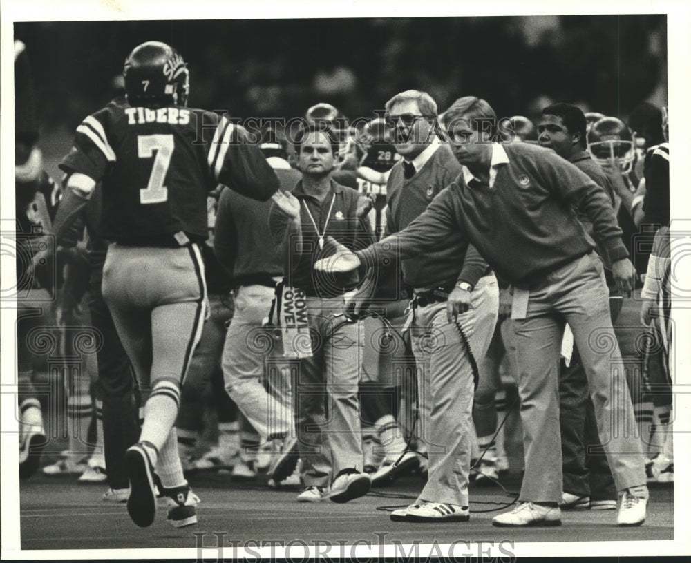 1988 Press Photo Coaches congratulate Tigers quarterback in game against Ruston- Historic Images