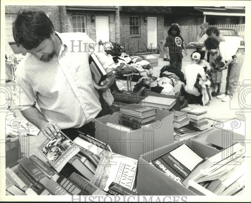 Press Photo Jeff Gross at the Riverlands Animal cruelty prevention book sale- Historic Images