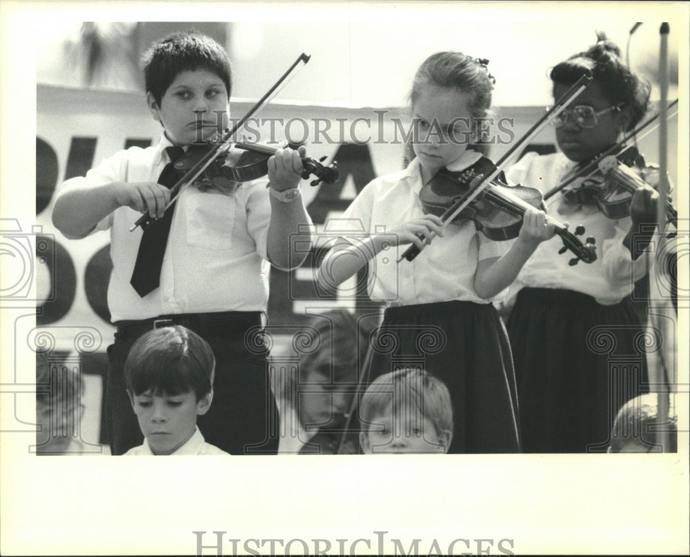 1989 Press Photo Members of the Greater New Orleans Suzuke Forum play on stage.- Historic Images