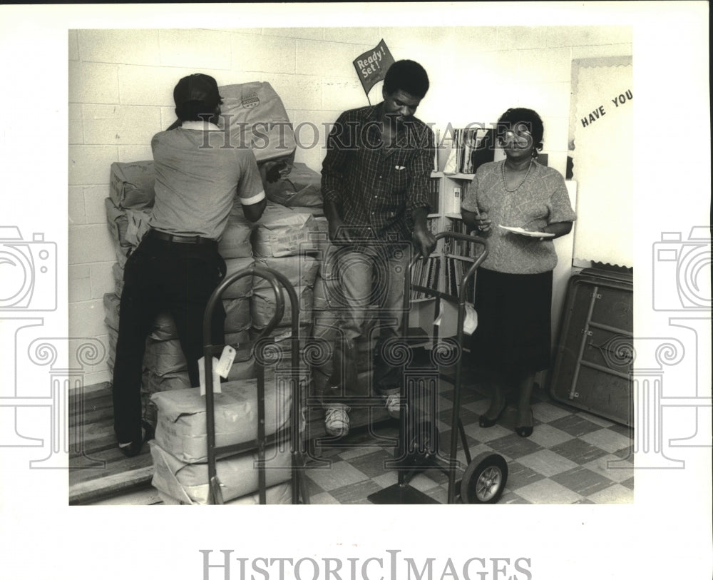 1987 Press Photo Checking In Food Supplies Delivery At Gert Town Resource Center