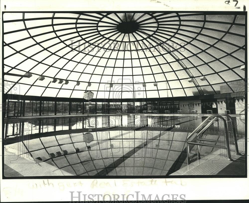 1980 Press Photo View Of Domed Swimming Pool, Gerttown Neighborhood, New Orleans- Historic Images