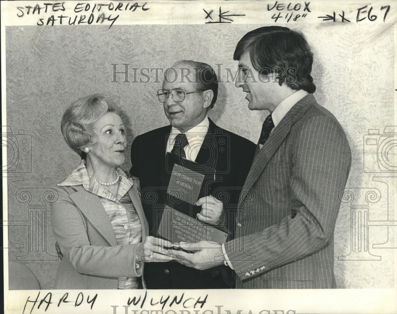 Load image into Gallery viewer, 1976 Press Photo Paul Hardy and Wade Martin presented special awards.
