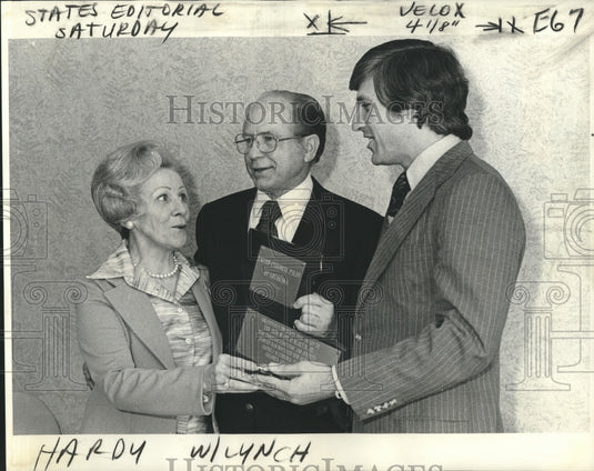 1976 Press Photo Paul Hardy and Wade Martin presented special awards.