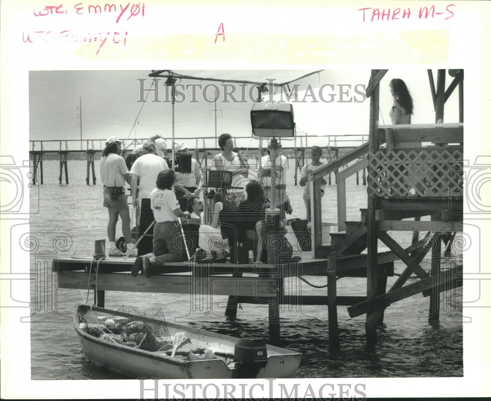 1992 Press Photo Actress Emmylou Harris walks out the pier on Lake Pontchartrain- Historic Images