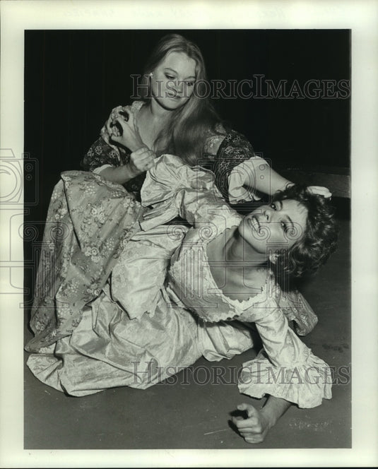 1976 Press Photo Shelley Herman & Merry Ann Shapiro in "Wuthering Heights"- Historic Images