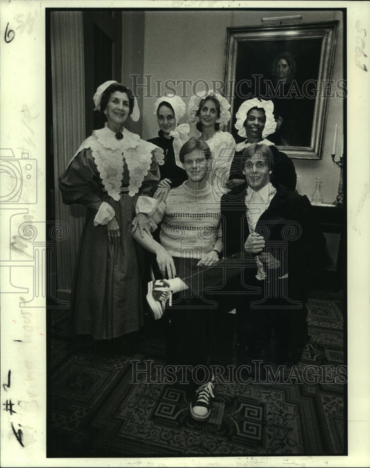 1981 Press Photo Playwright Patrick Mulcahey with cast members in their costumes- Historic Images