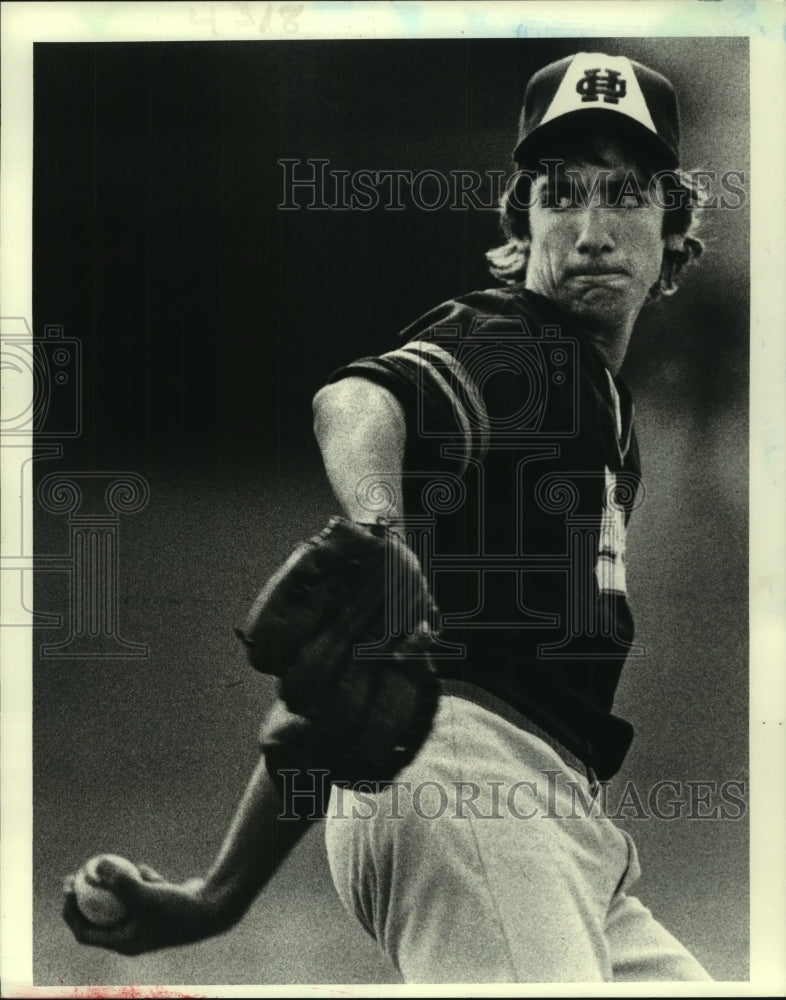 1983 Press Photo Pitcher Donald Herry of Holy Cross Saucer Marine Baseball- Historic Images