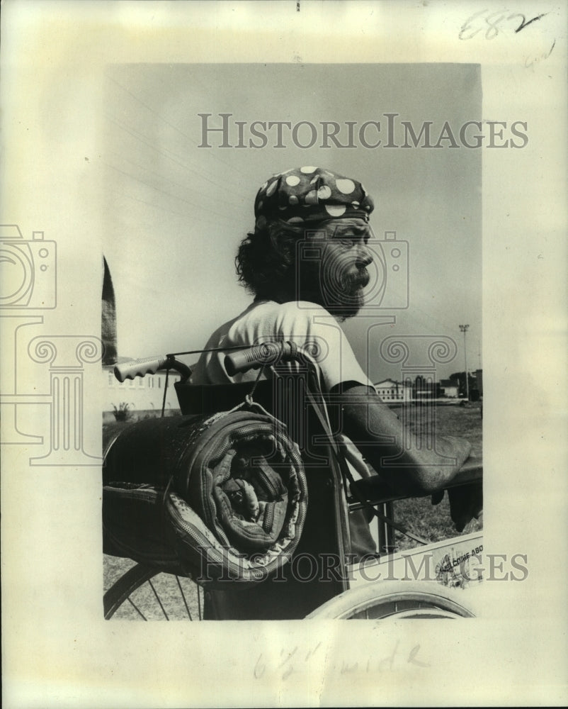 1975 Press Photo Gino Hickman, hitchhiking across the country in his wheelchair